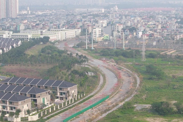 Con đường hoa gạo nằm trong khuôn viên của một khu đô thị tại Hà Đông. Công trình đang trong quá trình xây dựng nên bị quây kín bởi hàng rào tôn.  
