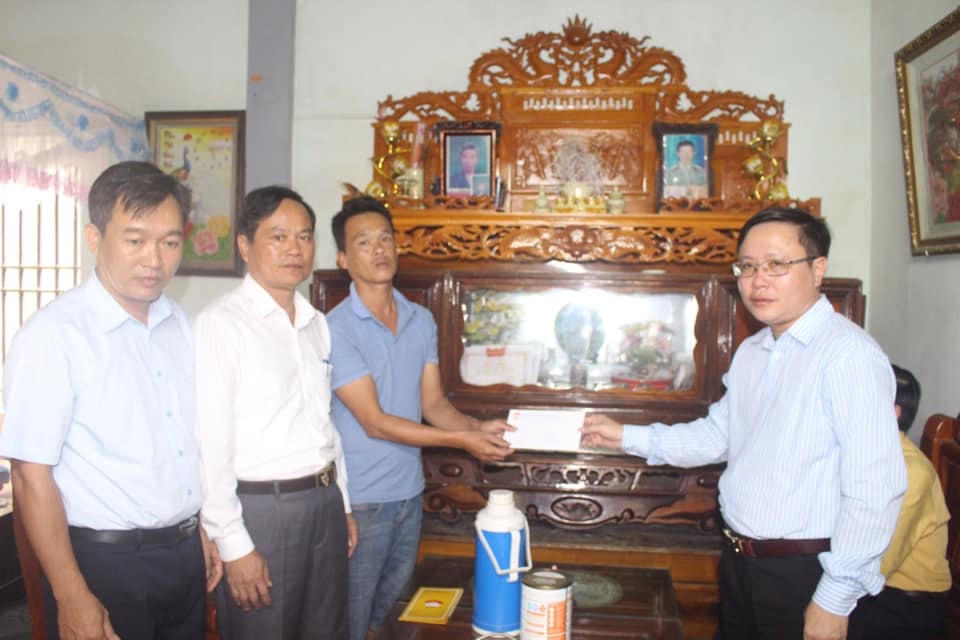 Đại diện Ủy ban MTTQ huyện Quỳnh Lưu cũng hỗ trợ 3 triệu đồng/1 tàu cá bị thiệt hại cho các ngư dân