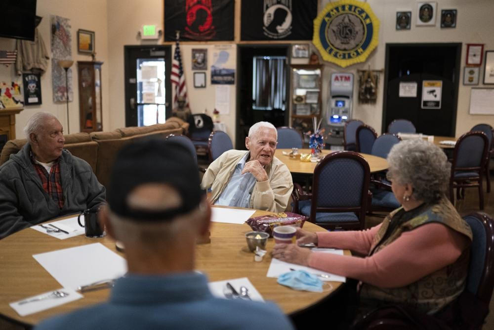David Russel cùng các cựu chiến binh khác trò chuyện tại trụ sở American Legion. Ảnh: AP.