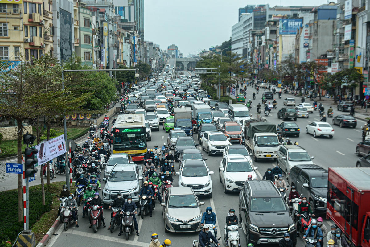 Tình trạng ùn tắc giao thông trên tuyến đường Trường Chinh ngày càng tăng mạnh.