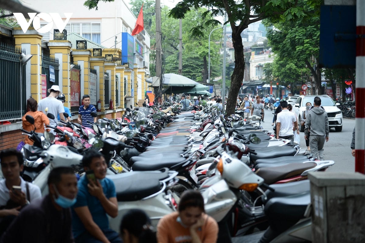 Toàn bộ vỉa hè trên đường Triệu Quốc Đạt (mặt tiền Bệnh viện Phụ sản Trung ương)  cũng là bãi giữ xe khiến người đi bộ không còn một chỗ trống để đi lại phải tràn xuống lòng đường để di chuyển.  