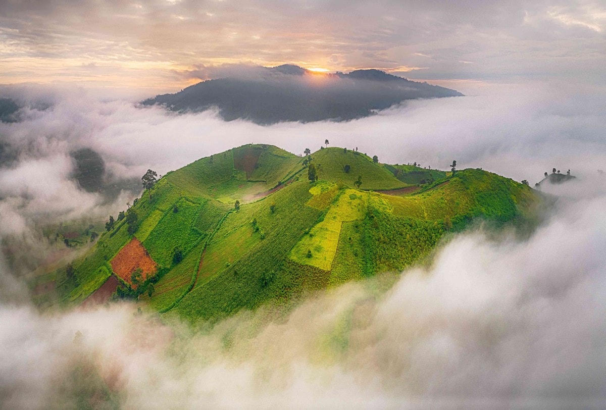 Mây vờn núi lửa Chư Đăng Ya.
