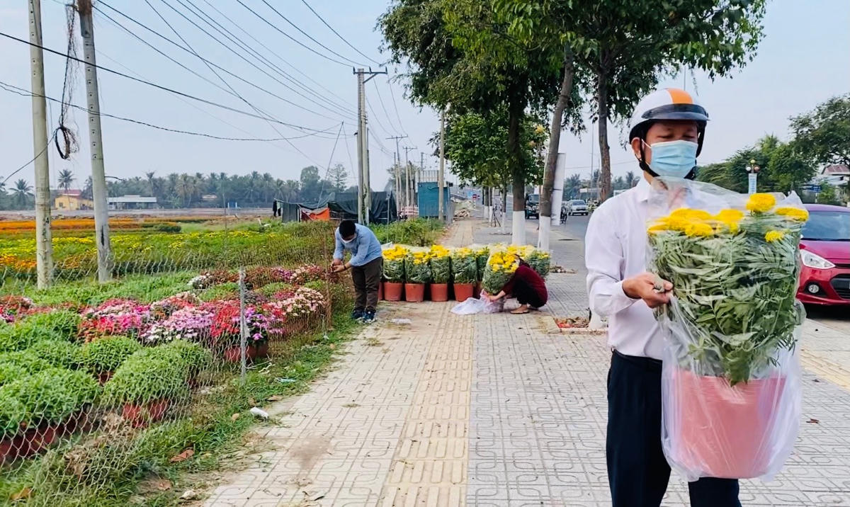 Giá hoa kiểng tết hiện nay cao hơn so với thời điểm ít ngày tới nhưng nhiều người vẫn chấp nhận mua sớm.