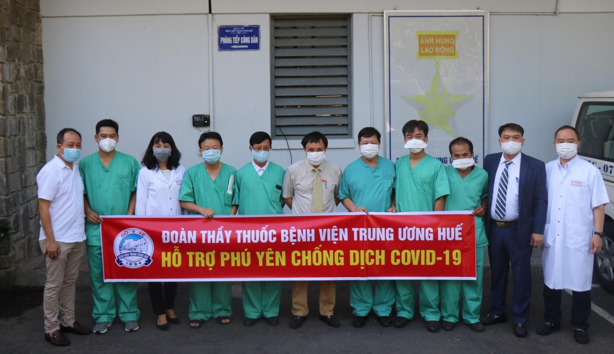 Đoàn y, bác sĩ của Bệnh viện Trung ương Huế lên đường vào Phú Yên để hỗ trợ công tác phòng, chống dịch.