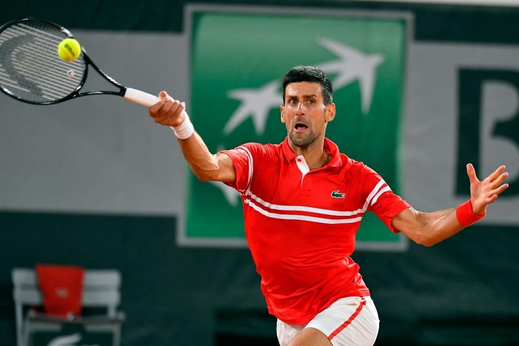 Djokovic thi đấu ở trận đấu tại vòng 1 Roland Garros 2021.