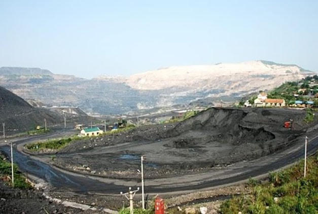 Khai trường mỏ than Đèo Nai.