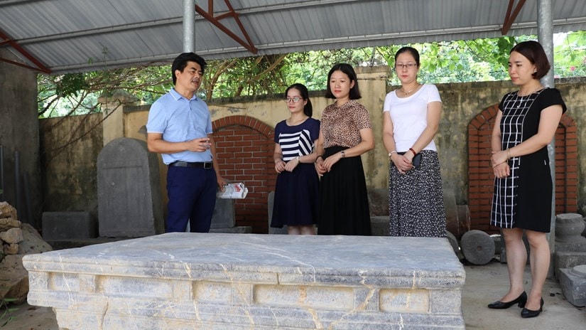 Sập đá hiện đang được bảo quản, nghiên cứu tại Bảo tàng tỉnh Ninh Bình. (Ảnh: Thùy Dung/TTXVN).