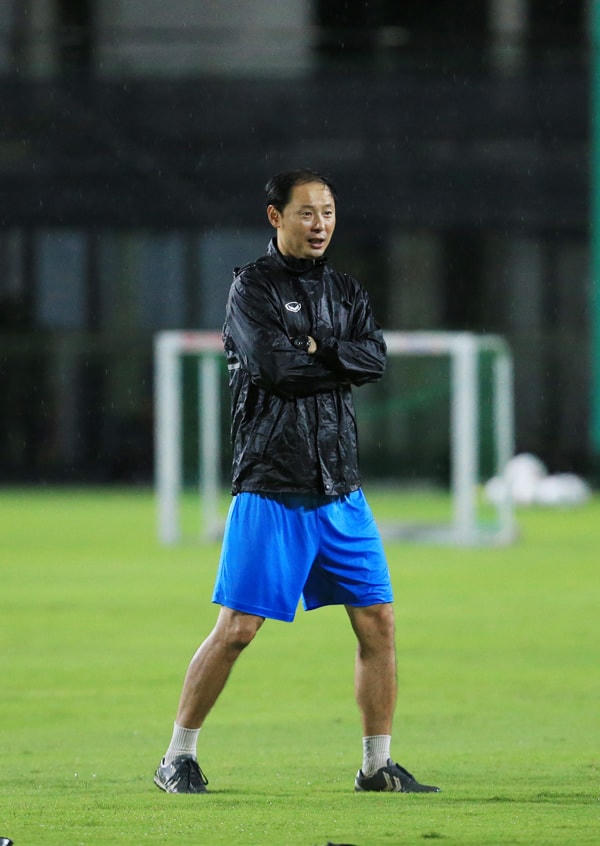 Trợ lý Kim Han Yoon ttriển khai giáo án tập luyện tại ĐT U22 Việt Nam.