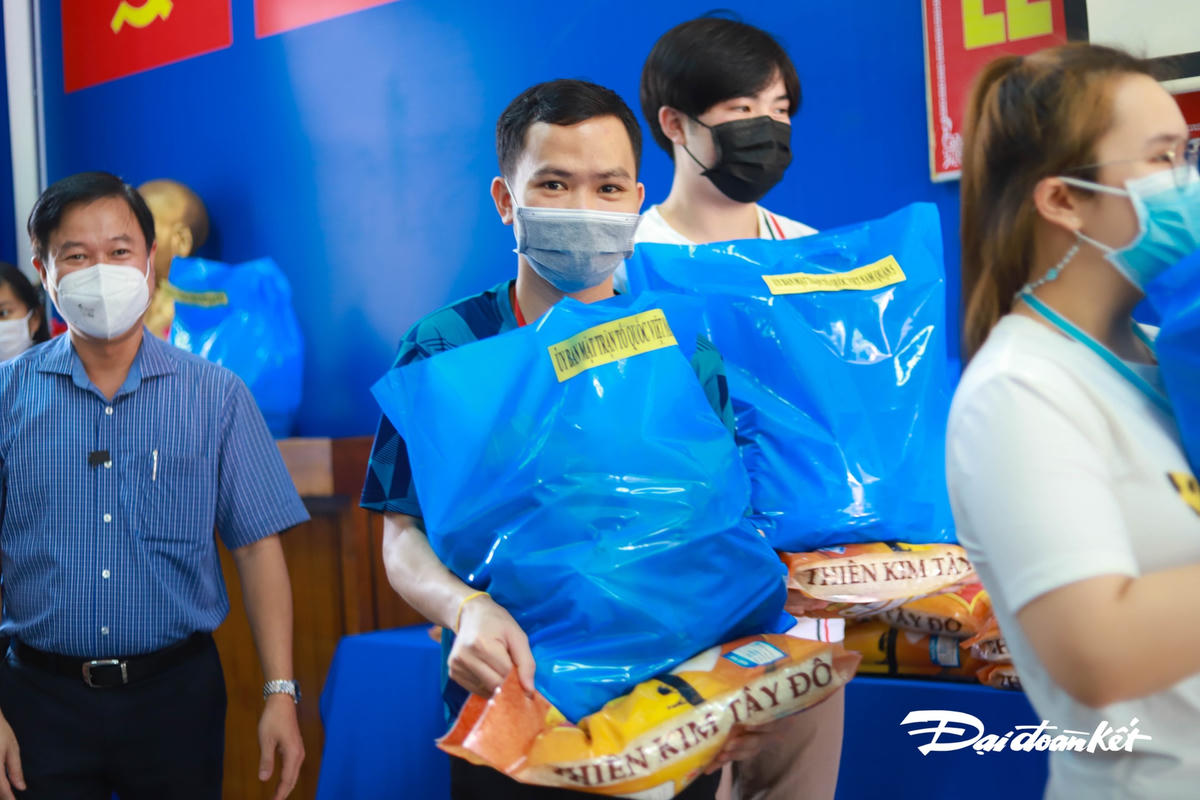 Phần quà trao tay, giúp các em có them động lực, cùng nhau vượt qua đại dịch.