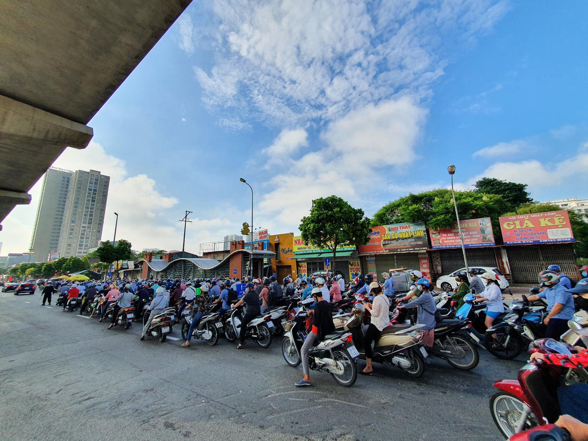 Hôm nay cũng là ngày đầu tiên Công an Hà Nội áp dụng kiểm tra giấy đi đường theo quy định mới. Tuy nhiên, theo đánh giá, hầu hết người dân vẫn chưa đáp ứng được yêu cầu này.