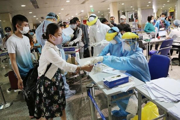 Lấy mẫu xét nghiệm Covid-19 tại sân bay. Nguồn: Bộ Y tế.