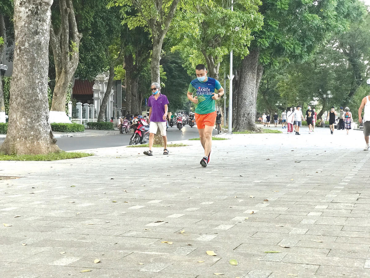 Vỉa hè Hồ Gươm mới được lát lại, thoáng rộng cho nhiều người cùng tham gia.