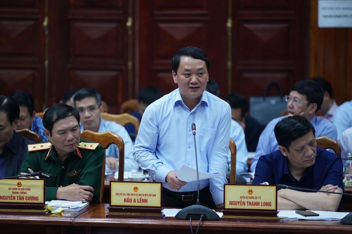 Phó Chủ tịch - Tổng Thư ký Hầu A Lềnh phát biểu tại buổi làm việc. Ảnh: Quang Hiếu.