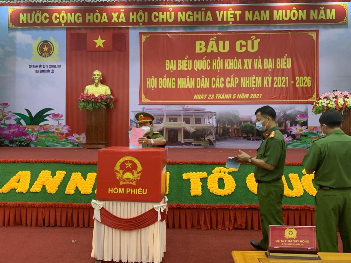 Cán bộ, chiến sĩ trại giam Xuân Lộc đi bỏ phiếu.