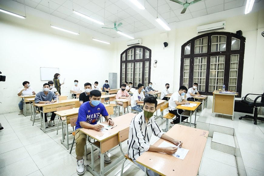 [Ảnh] Thi tốt nghiệp THPT ở nơi có ca nhiễm Covid-19 mới tại Hà Nội