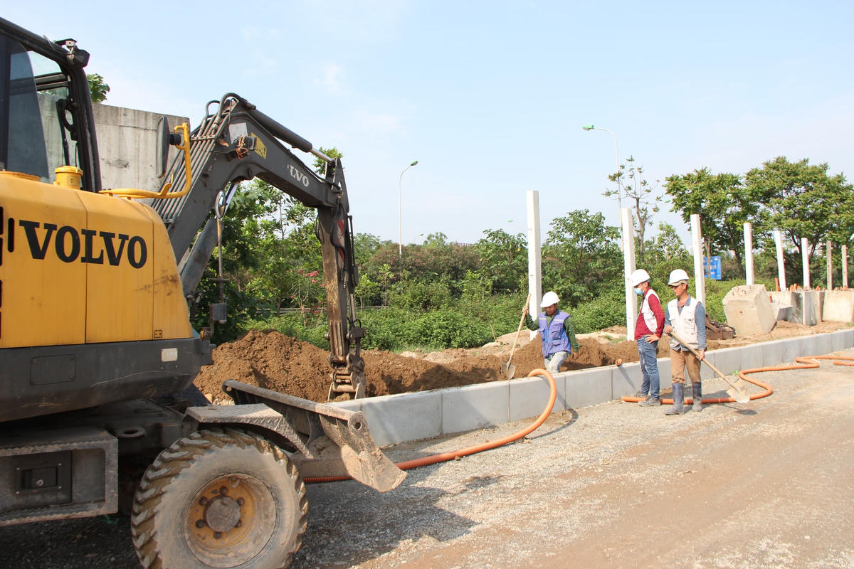 Mỗi điểm thi công chỉ lác đác vài ba công nhân làm việcĐất đá ngổn ngang người tham gia giao thông đi lại rất khó khăn