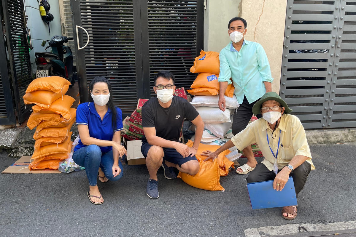Ngoài ra NSUT Trịnh Kim Chi cũng trao nhiều phần quà khác cho các bếp từ thiện và nhiều F1, F0 đang cách ly tại nhà.