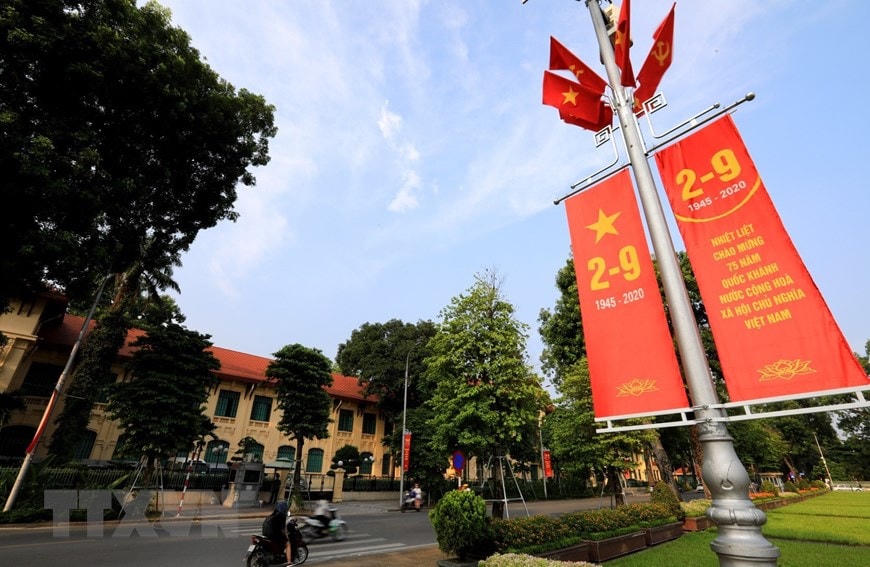 [ẢNH] Hà Nội trang hoàng rực rỡ cờ hoa chào mừng 75 năm Quốc khánh 2-9