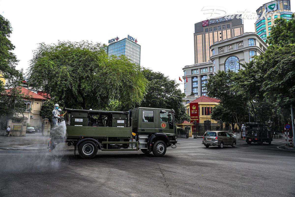 Từng con đường, từng tuyến phố đều được phun khử khuẩn. Ảnh: Quang Vinh. 