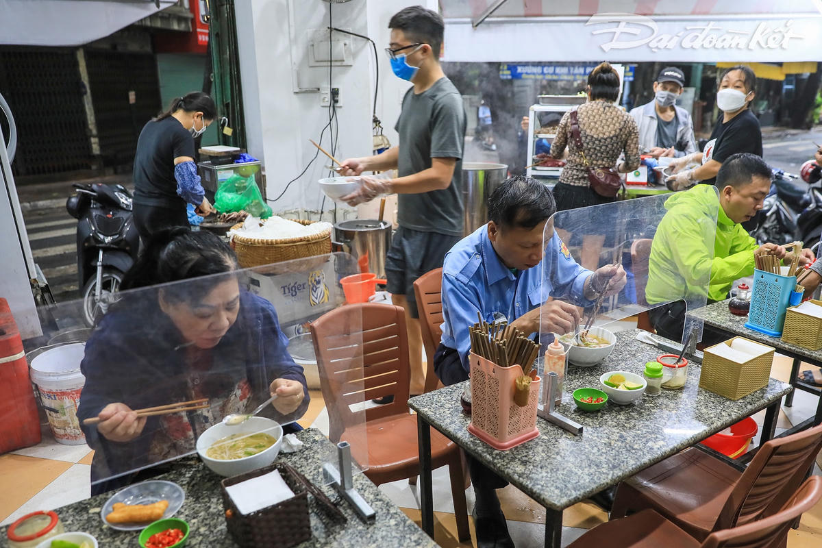 Nhiều người dân đã tranh thủ đi ăn sáng từ sớm để còn đi làm.