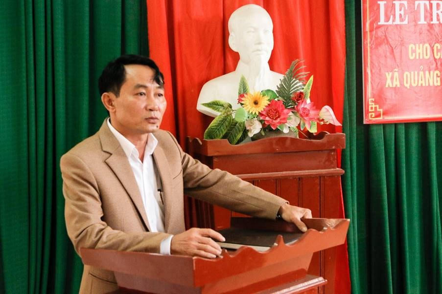 Ông Văn Doãn Chung, Chủ tịch UBND xã Quảng Giao chia sẻ tại lễ trao tài trợ.