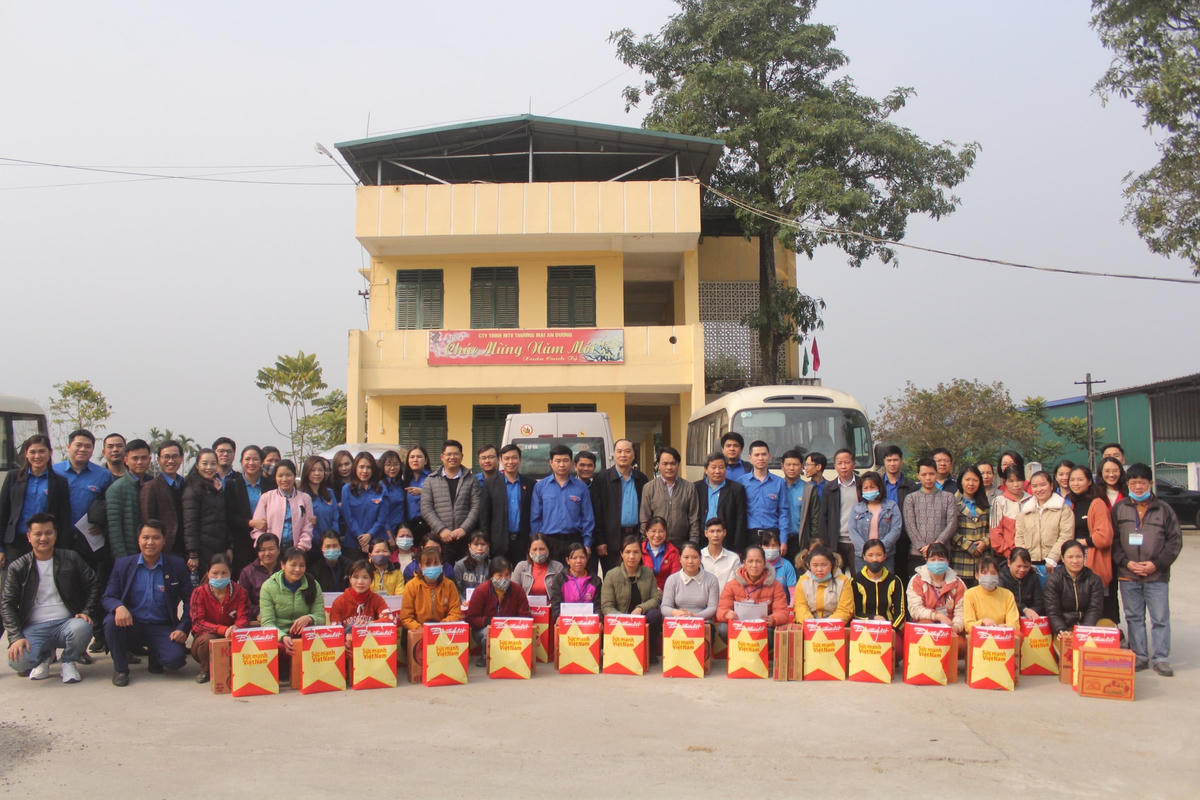 Đoàn tặng quà Tết cho công nhân Công ty may Yên Sơn.