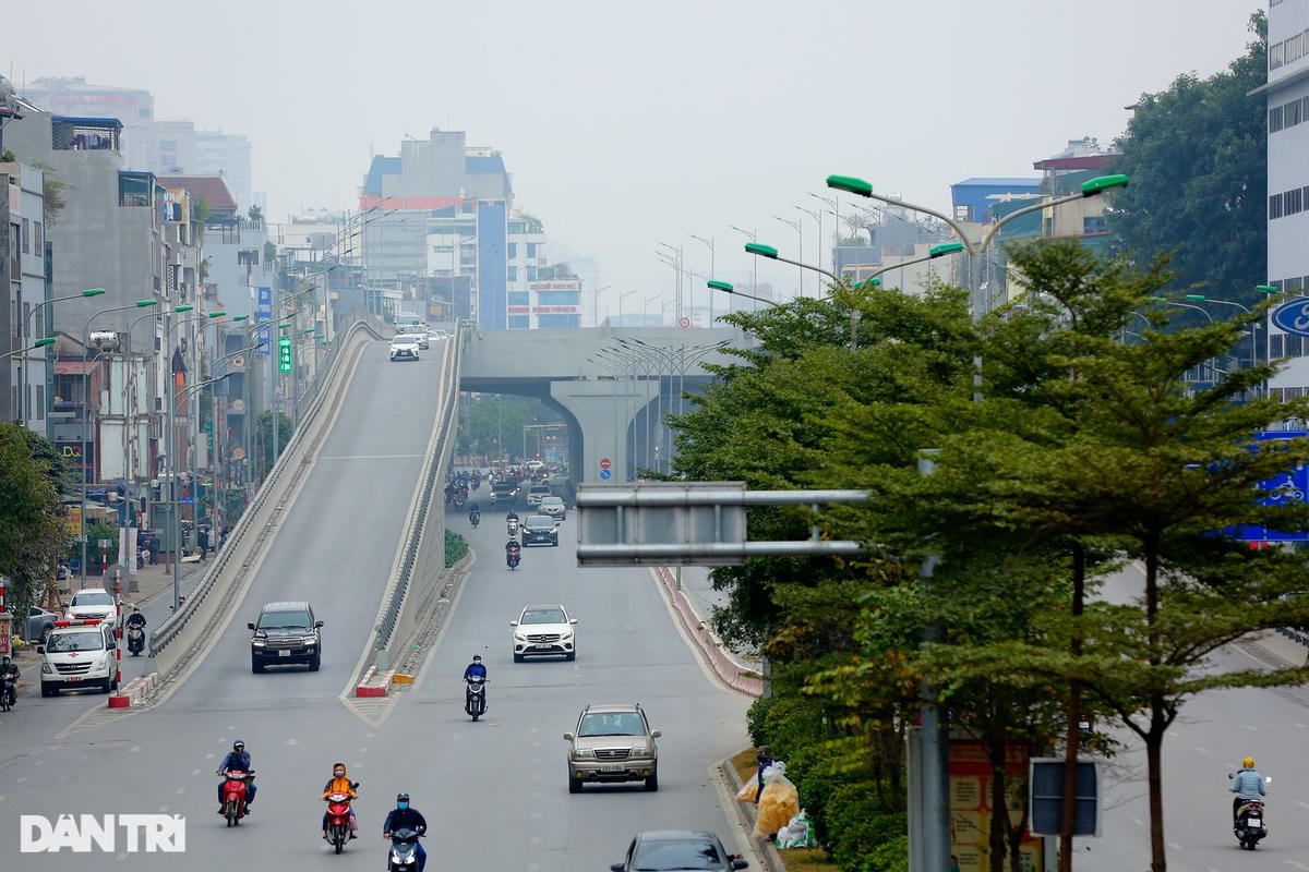 Khu vực Ngã Tư Sở thường xuyên xảy ra ùn tắc giao thông vào ngày thường thì trong sáng nay khá thưa vắng người và phương tiện qua lại.