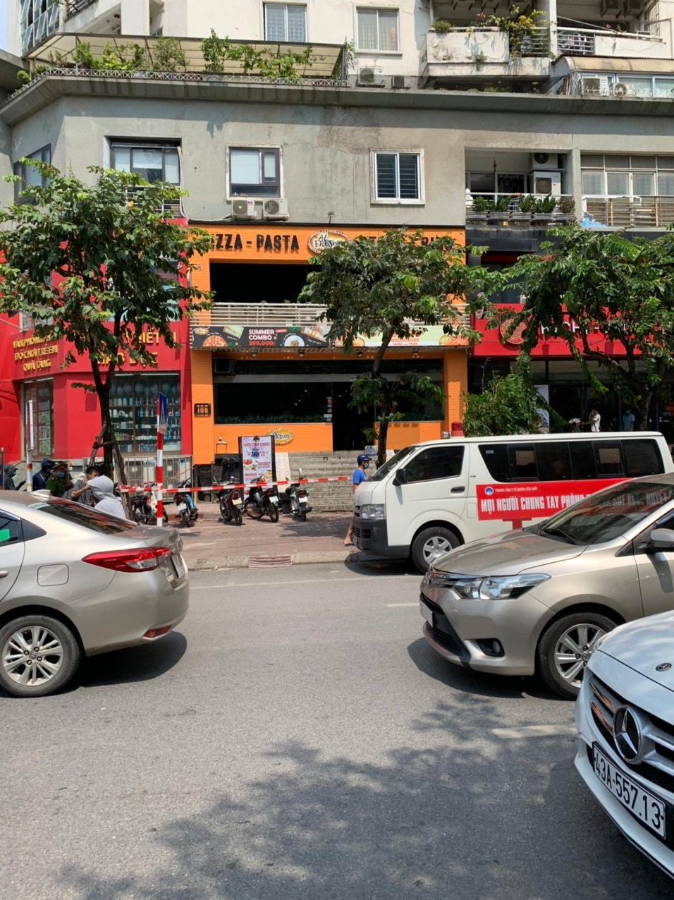 Nhà hàng 106 Trần Thái Tông đang được phong toả. Ảnh: Lan Anh.
