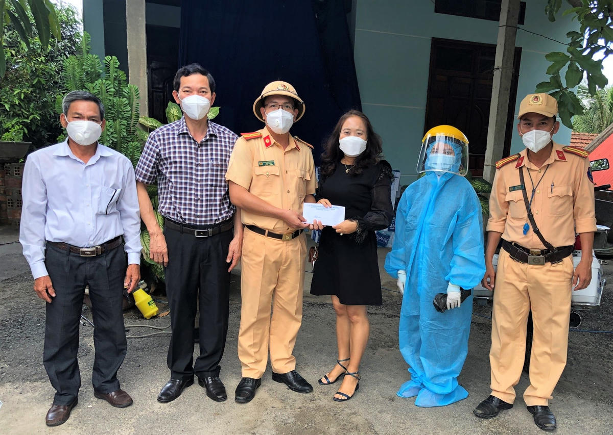 Ông Võ Thanh An (áo caro) tặng quà cho lực lượng chốt kiểm dịch Covid-19 ở đèo Bình Đê.