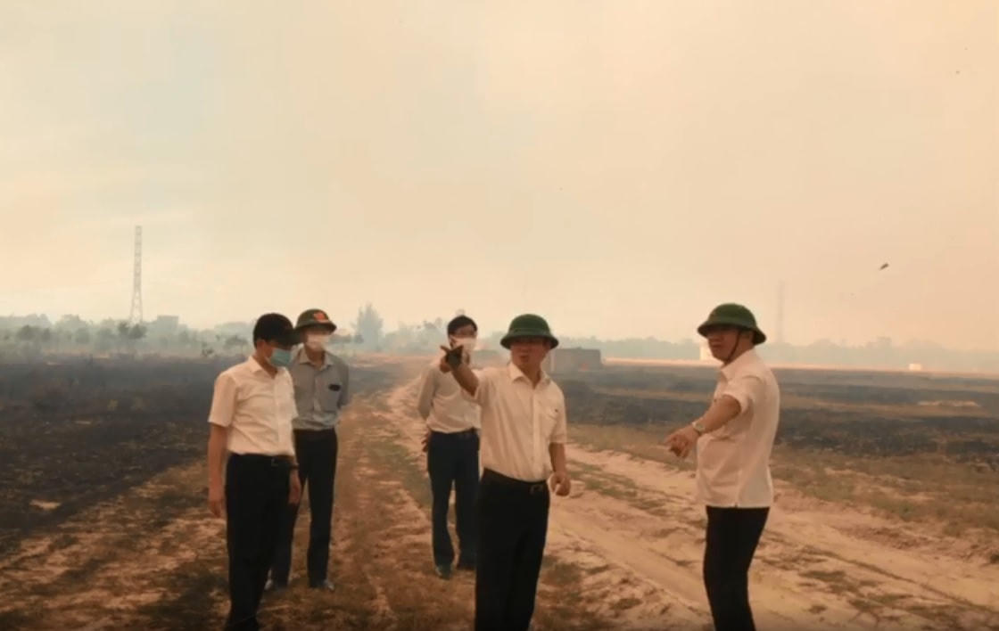 Ông Lê Trường Lưu (hàng đầu tiên, thứ 2 từ phải sang), Bí thư Tỉnh uỷ Thừa Thiên - Huế có mặt tại hiện trường vụ cháy.
