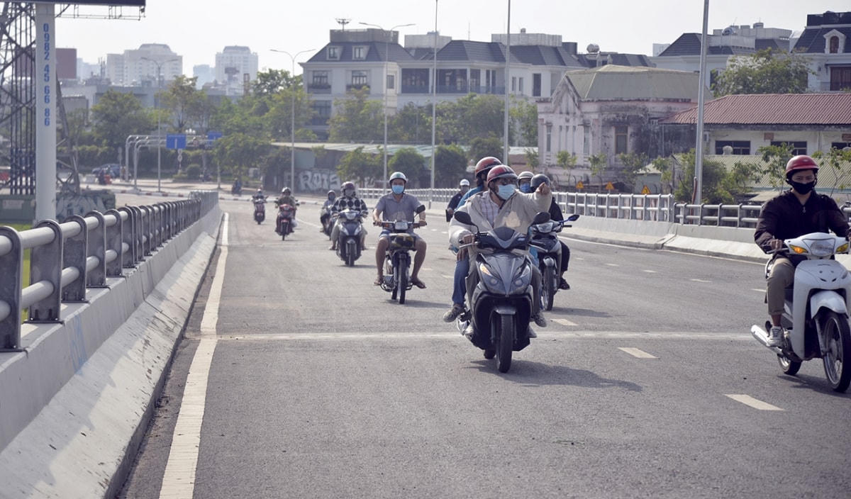Các phương tiện đi vào đường Nguyễn Hữu Cảnh sau khi thông xe.