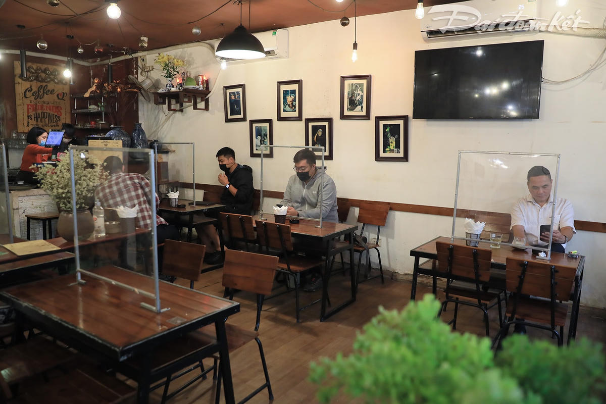 Quán cafe lắp vách ngăn và yêu cầu khách hàng ngồi giữ khoảng cách nhằm đảm bảo an toàn trong phòng chống dịch.