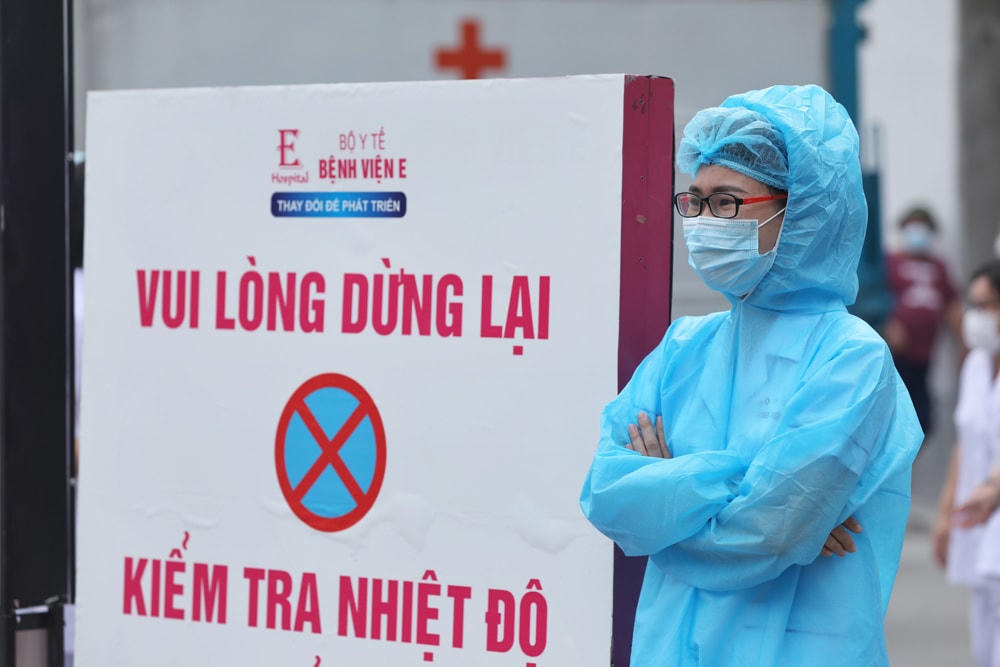 Các bệnh viện thực hiện biện pháp kiểm soát nghiêm ngặt để phòng chống Covid-19. Ảnh: Quang Vinh.