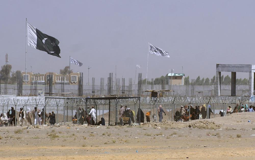 Ngọn cờ Taliban ở khắp nơi. (Ảnh: AP).