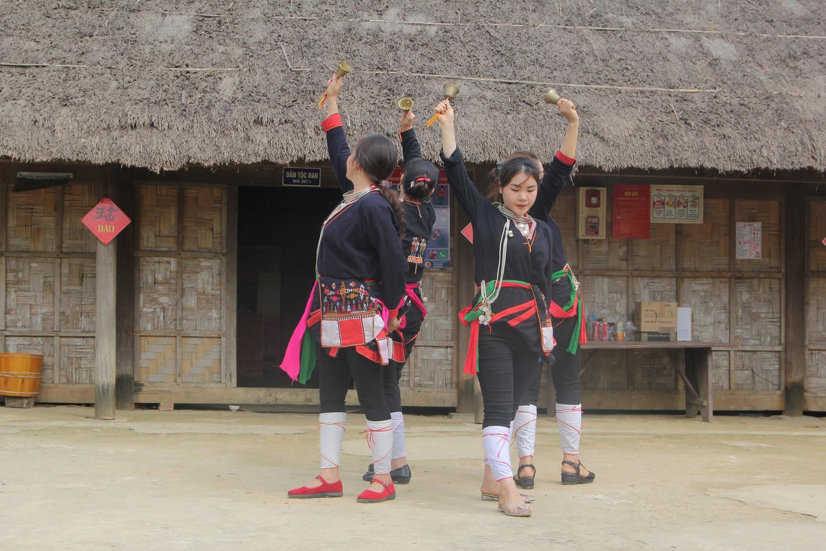 Hoạt động của đồng bào các dân tộc tại làng.