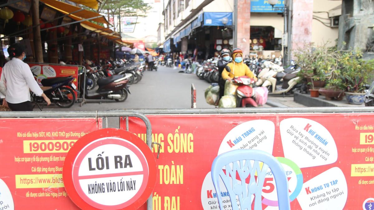 Chị Nguyễn Thanh Huyền (tiểu thương tại Chợ Đồng Xuân) chia sẻ: "Sau khi nhận được thông tin có F0 đến chợ Đồng Xuân, tôi cũng rất lo lắng và tính đến trường hợp xấu nhất là một lần nữa chợ phải đóng cửa. Nếu như vậy tôi sẽ phải mang hàng từ chợ về nhà để bán online tiếp".