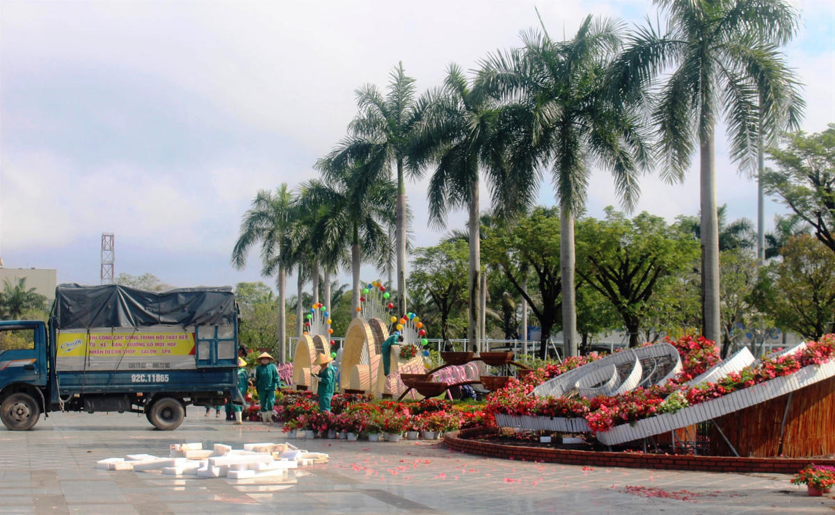Một số tiểu cảnh phục vụ Tết Nguyên đán năm 2022 vẫn chưa thực hiện.