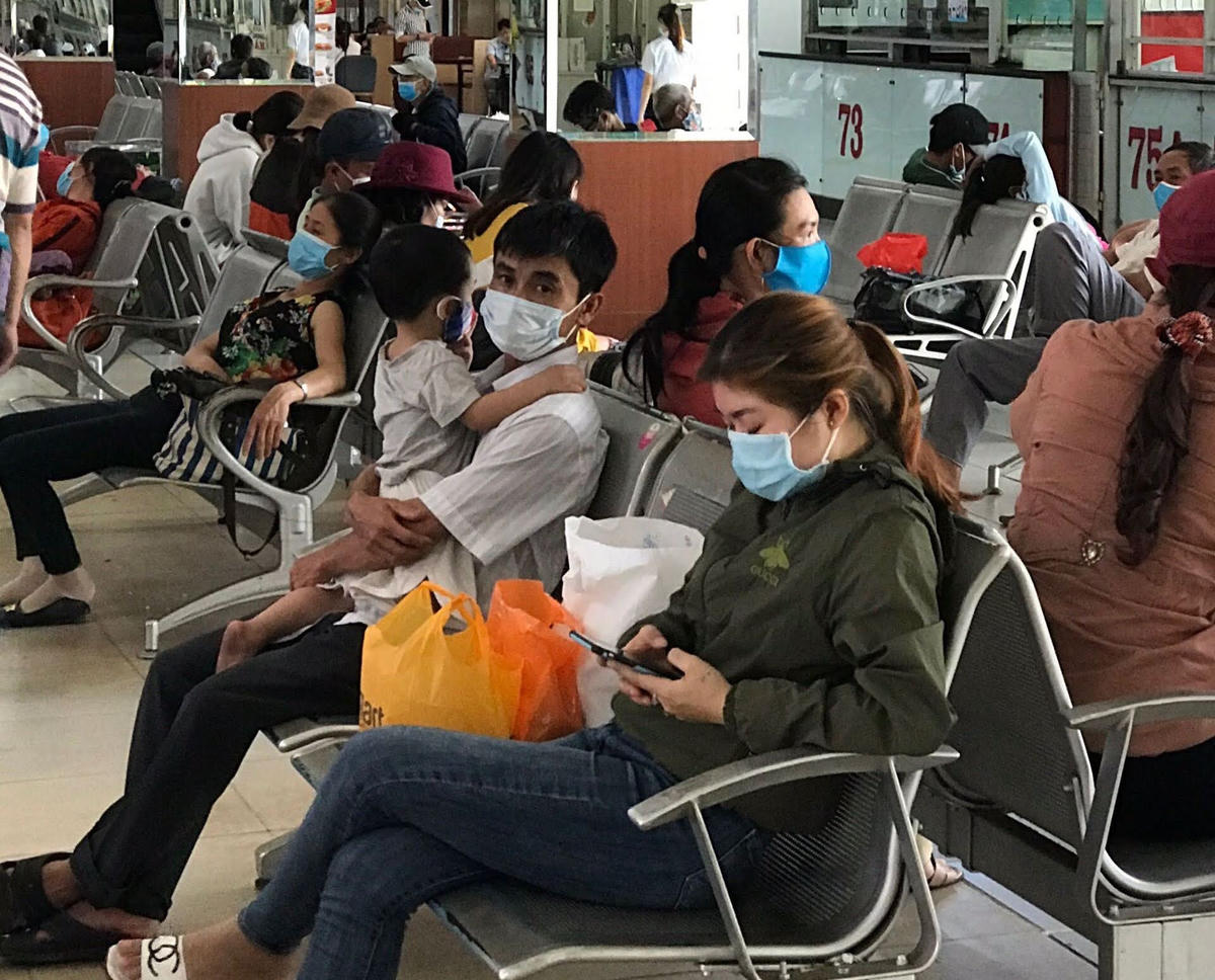 Người dân đeo khẩu trang nơi công cộng tại TP Hồ Chí Minh. Ảnh: L.Anh - Đ.Xá