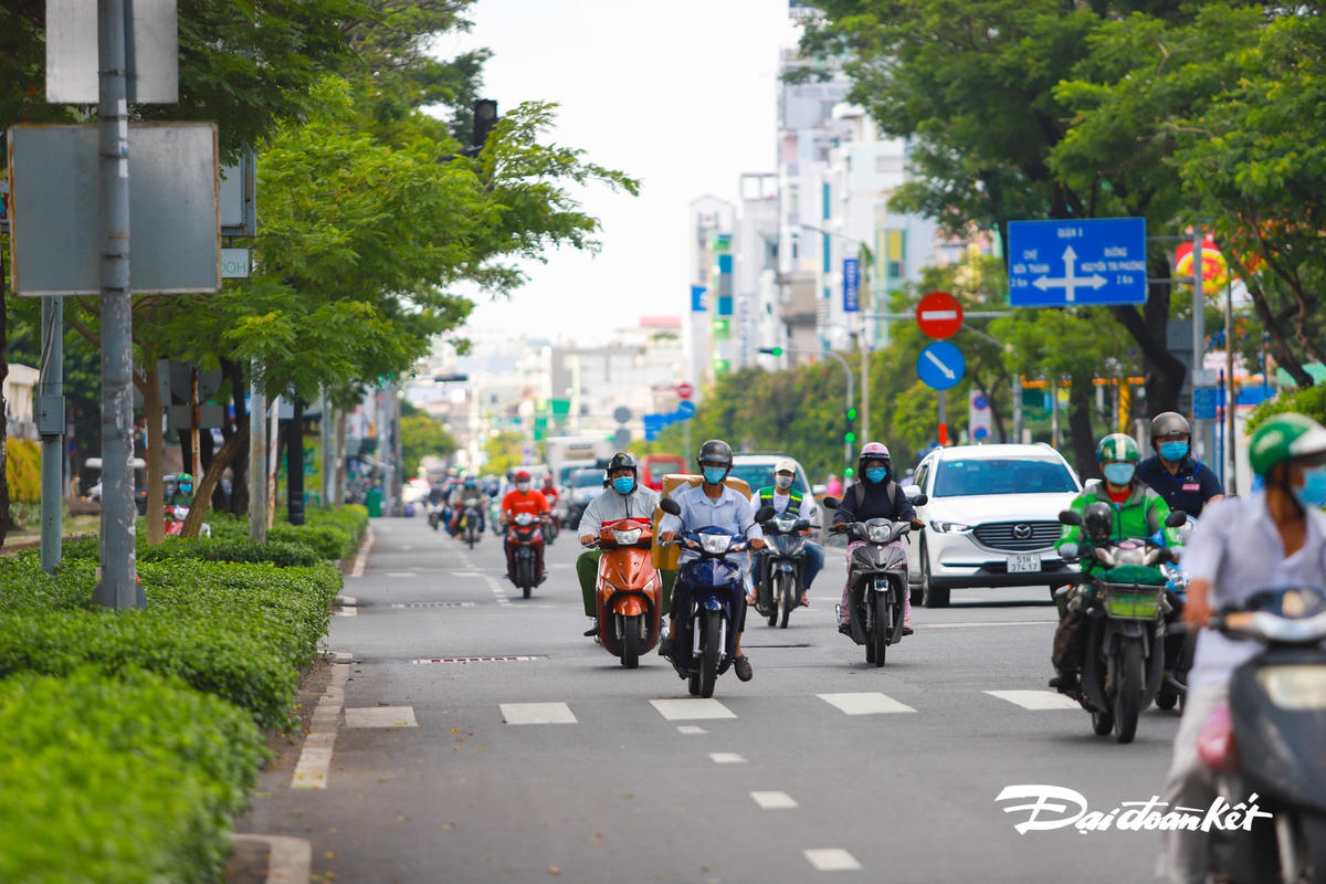 Nếu như những ngày trước, trên đường phần lớn là shiper, thì thời điểm, hiện tại, rất nhiều người đã ra đường với đủ mọi lý do.