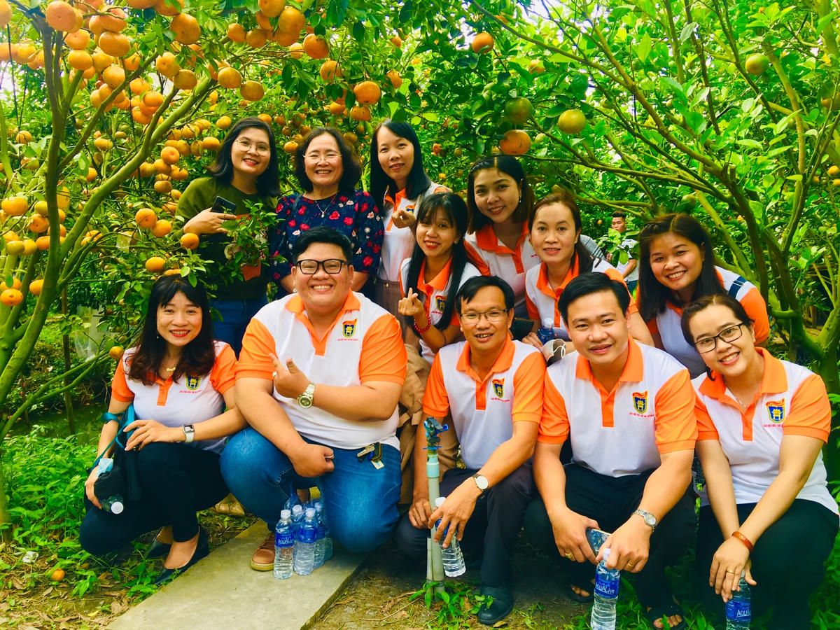 Chụp ảnh lưu niệm tại vườn quýt hồng.