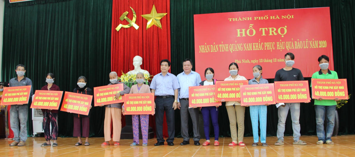 Lãnh đạo TP Hà Nội trao biển tượng trưng hỗ trợ bà con huyện Phú Ninh.