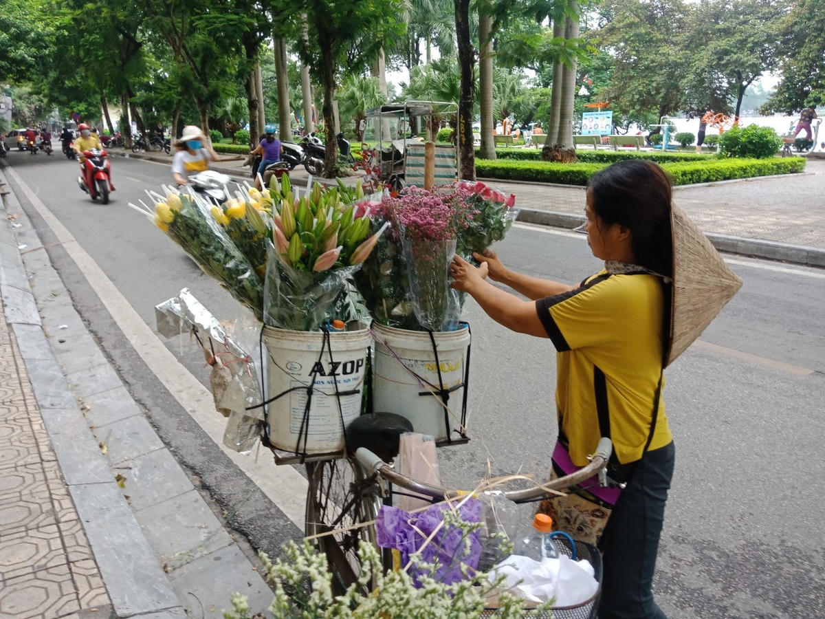 Những gánh hàng rong có địa bàn di chuyển khá rộng giữa 2-3 quận liền kề nhau. Sự lưu động này đã đáp ứng nhu cầu tức thời của người mua hàng.