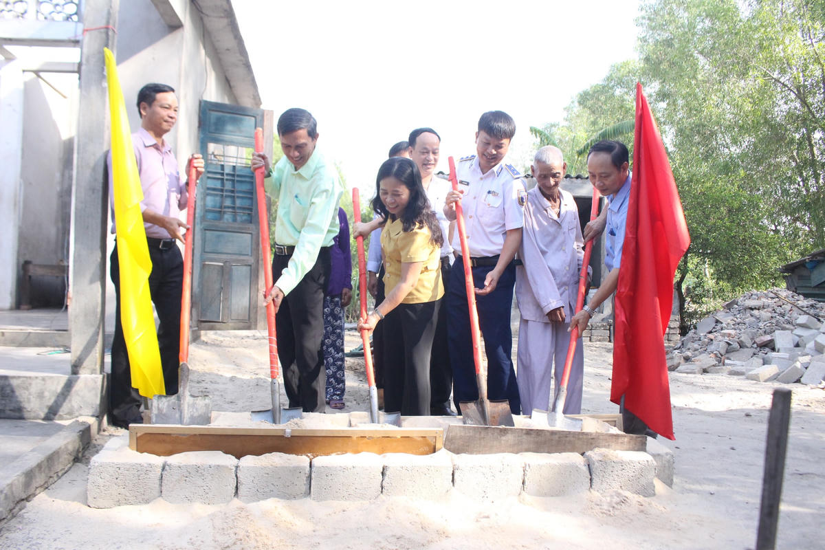 Bà Lê Thị Lan Hương (giữa) cùng các đại biểu làm lễ khởi công xây dựng nhà Đại Đoàn Kết cho hộ gia đình ông Nguyễn Văn Cáo.