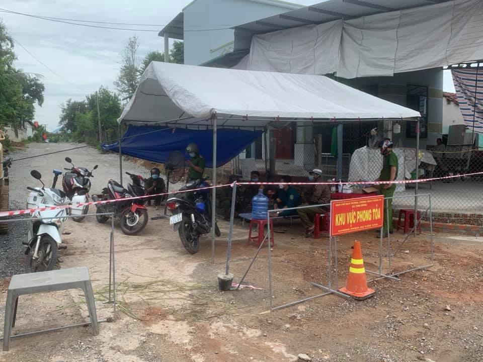 Xã Tịnh Đông dựng lều bạt phục vụ công tác trực.