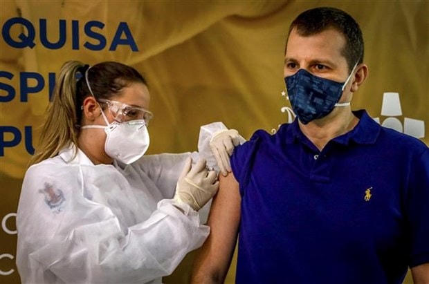 Nhân viên y tế tiêm vaccine ngừa Covid-19 cho tình nguyện viên tại Porto Alegre, Brazil. (Ảnh: AFP/TTXVN).