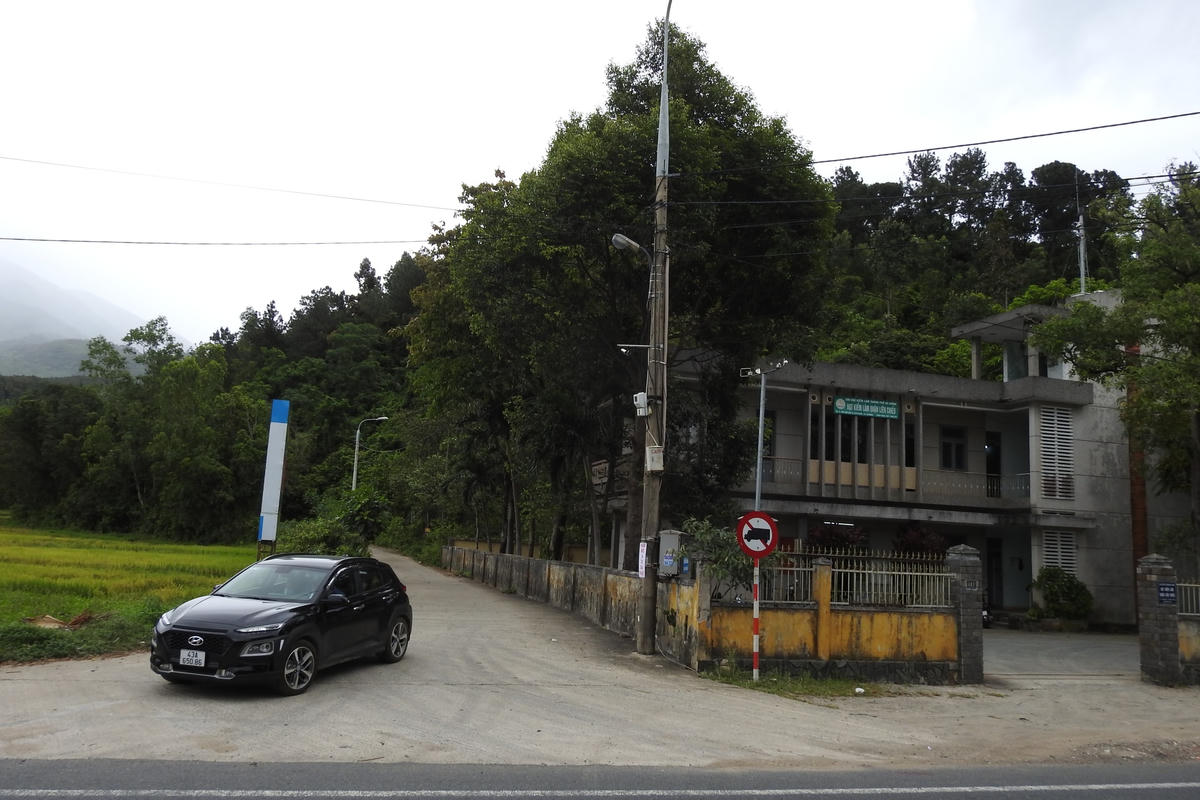 Muốn vào khu biệt phủ xây trái phép phải qua trụ sở Hạt kiểm lâm Liên Chiểu. Ảnh Thanh Tùng.