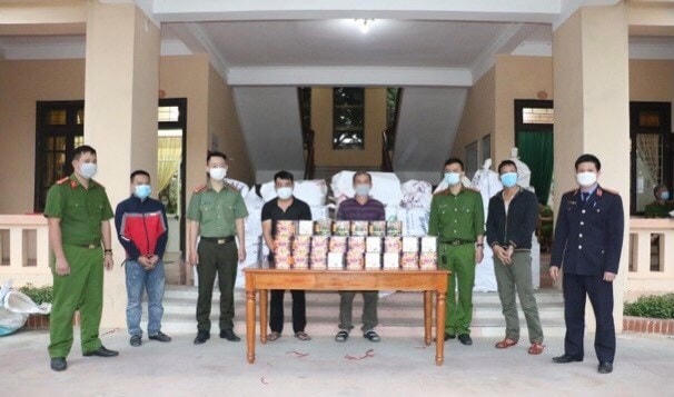 Các đối tượng bị công an huyện Quỳnh Lưu bắt giữ. Ảnh: Báo Nghệ An.