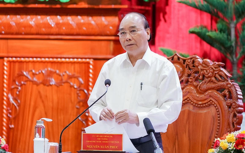 Ngày 1/8, tại TP Cần Thơ, chủ trì cuộc làm việc với lãnh đạo các tỉnh, thành phố vùng Đồng bằng sông Cửu Long, Thủ tướng Nguyễn Xuân Phúc nhấn mạnh: Không để đứt gãy nền kinh tế. Ảnh: VGP.