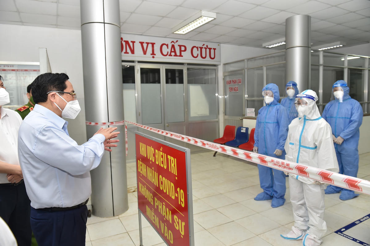 Thủ tướng thăm Bệnh viện Đa khoa huyện Tân Trụ, nơi được chuyển đổi thành Bệnh viện Dã chiến số 2 tại Long An với quy mô 100 giường. Ảnh: VGP/Nhật Bắc.  