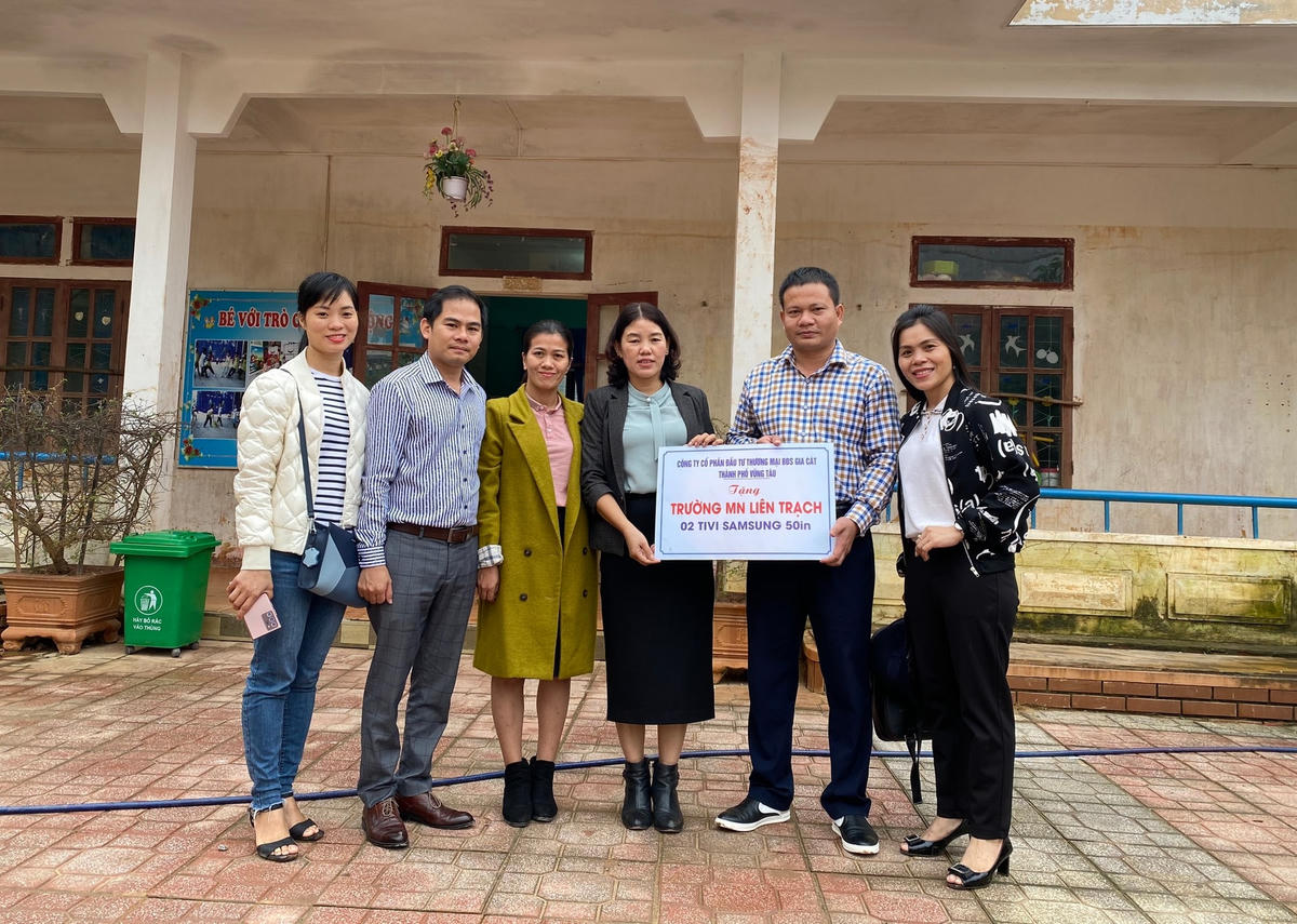 Trao tặng trường Mầm non Liên Trạch 2 chiếc ti vi.